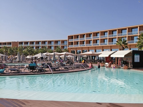 Hotel Premium Wine & Books by the Sea